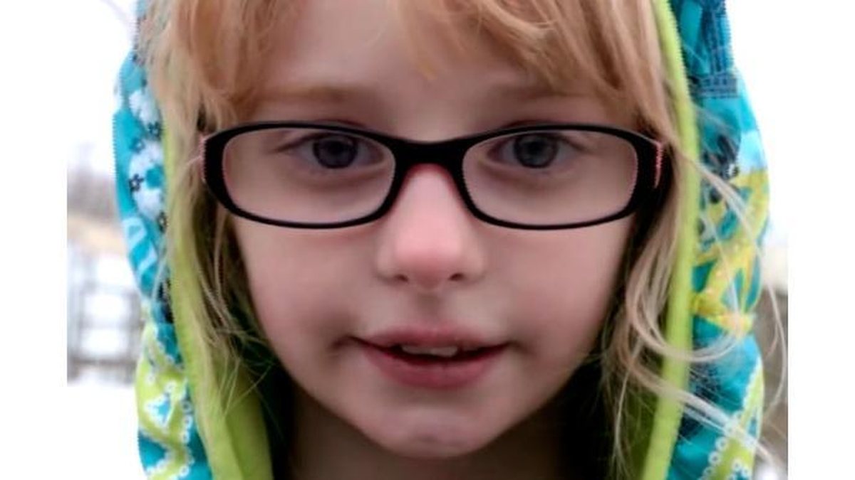 Lexie-contra-o-bullying - Lexie sofreu bullying na escola por usar óculos (Imagem: Reprodução YouTube)