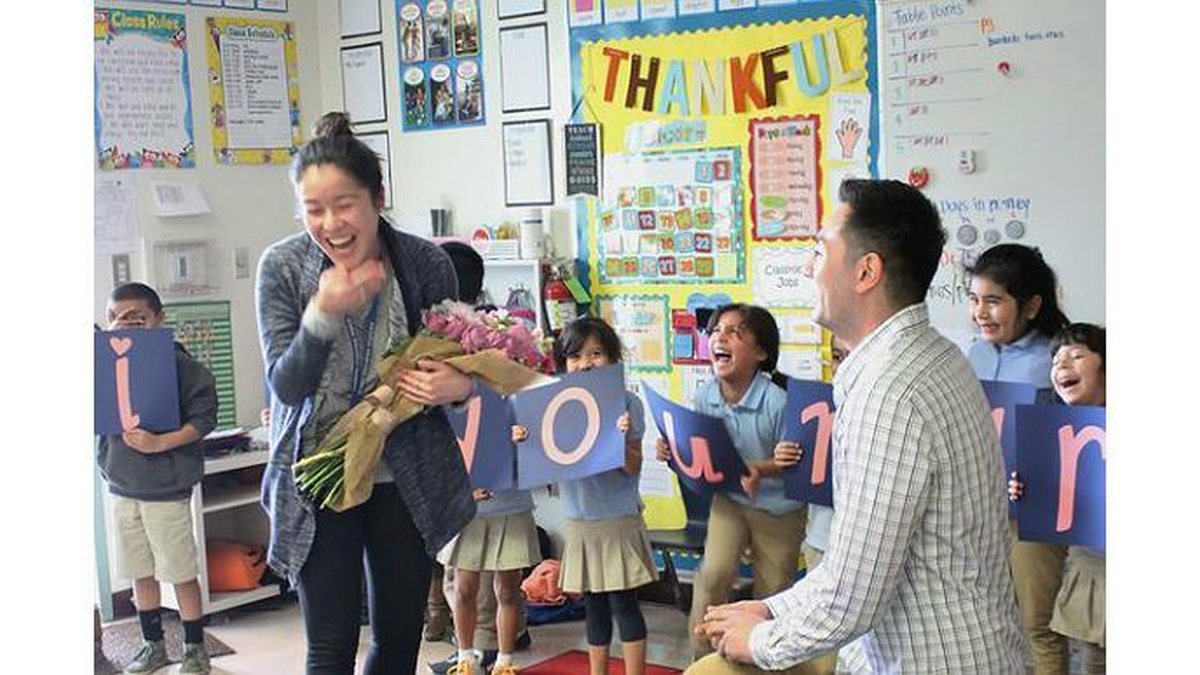 A professora Jennifer Lai se surpreendeu ao ser pedida em casamento na sala de aula - Jessica Lai