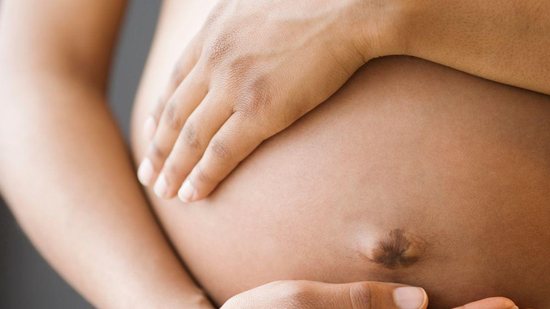 Os bebês também recebem os anticorpos adquiridos pela mãe na gravidez pelo leite materno - Getty Images