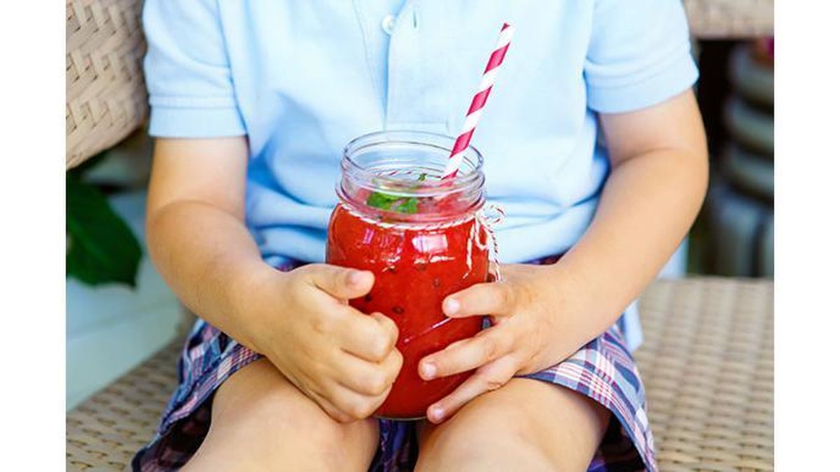 A hidratação acontece de dentro para fora, quanto mais seu filho ingere líquidos, mais hidratado vai ficar a pele dele - Shutterstock