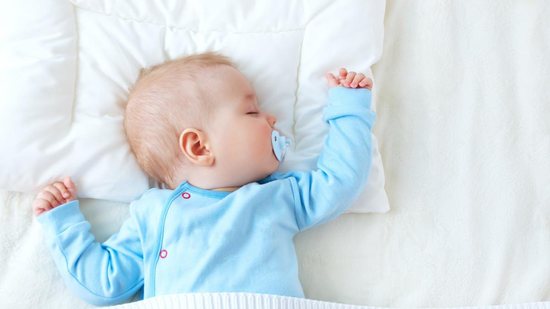 A hora do sono é fundamental para o desenvolvimento do bebê e é possível administrar com a amamentação - Getty Images