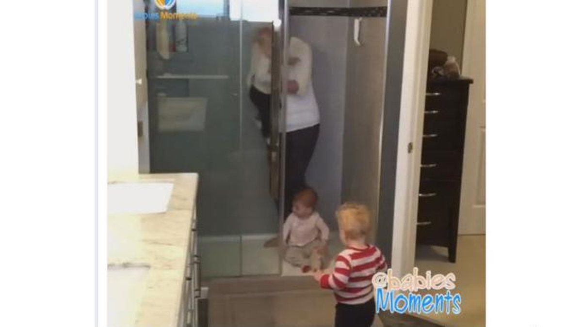 Mãe tenta tirar trigêmeos de box do chuveiro - Reprodução/Vídeo