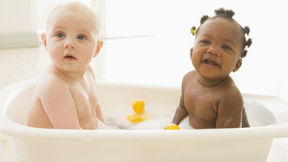 O momento da higiene do bebê fortalece ainda mais os vínculos da família - Getty Images