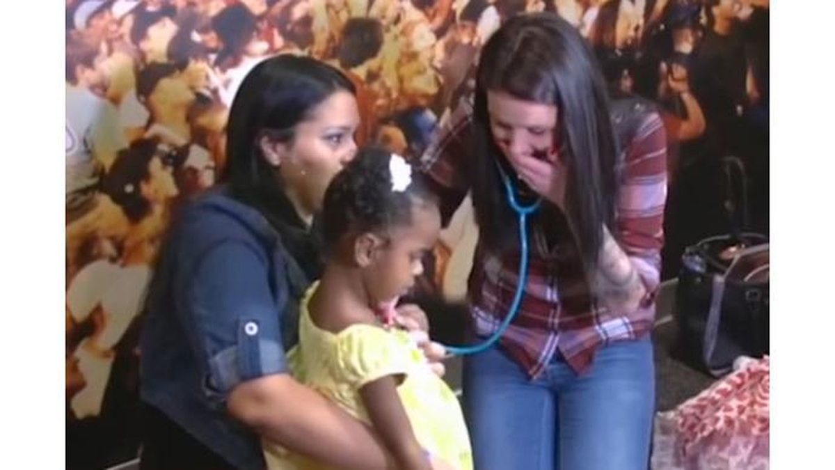 Heather-e-Jordan - Jordan Drake, que recebeu o coração, está com 4 anos (Imagem: Reprodução YouTube)