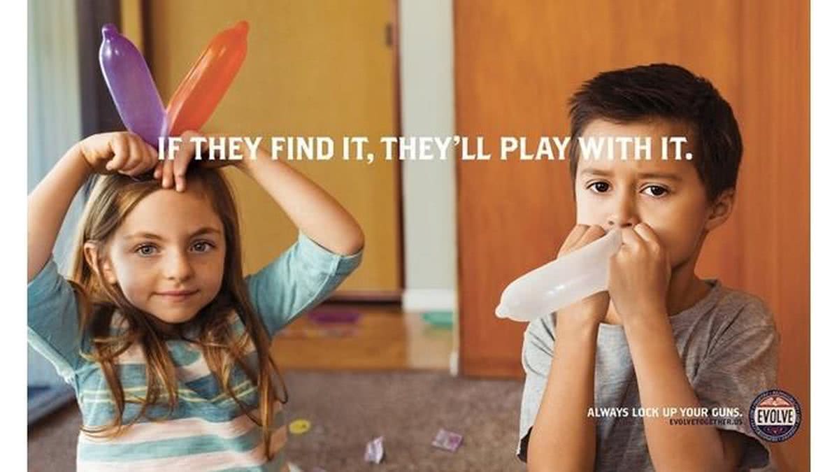 Imagem Campanha mostra crianças brincando com objetos sexuais para alertar sobre perigo das armas