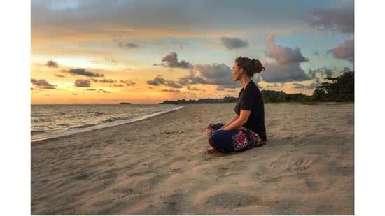 woman-relaxing-on-beach-at-sunset-picture-id653482360 - Foto:Istock