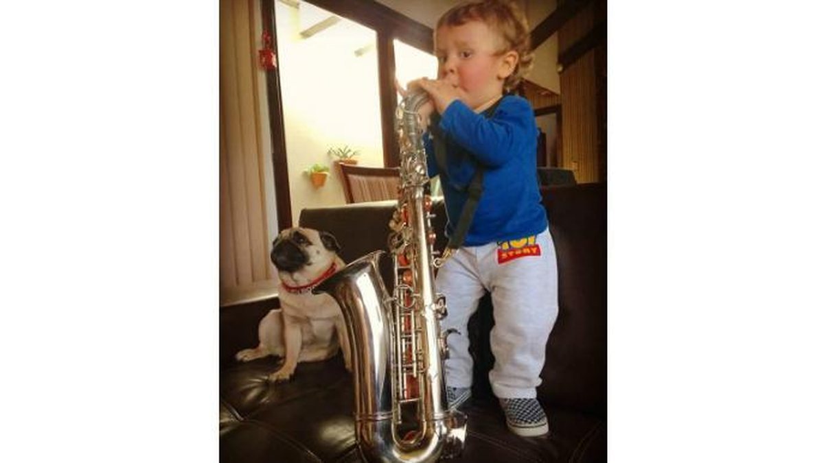 Josué, filho de Valeria e Michel, de 1 ano e 8 meses, tocando um saxofone - Arquivo Pessoal