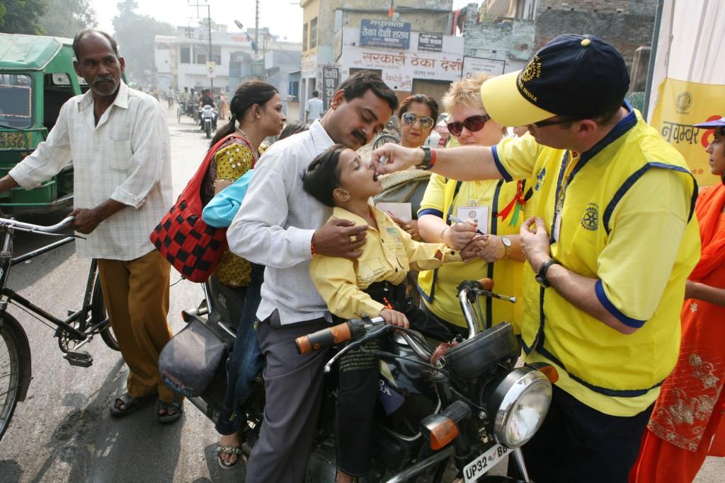 Associados e voluntários da Rotary na Índia, trabalhando na campanha de imunização