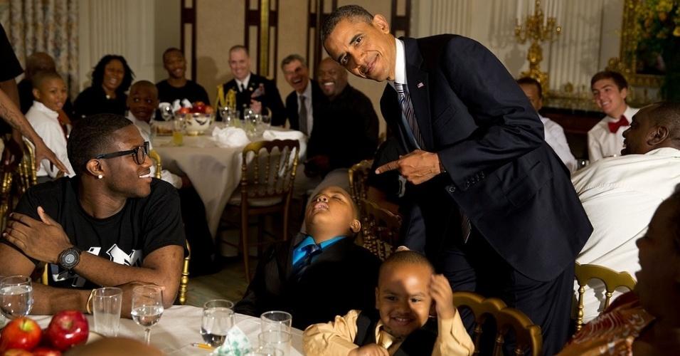 14jun2013---o-presidente-dos-eua-barack-obama-tira-sarro-de-crianca-dormindo-em-evento-de-comemoracao-do-(1)
