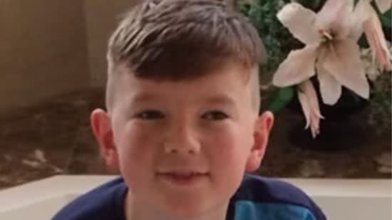 O menino foi sequestrado pela mãe quando tinha 11 anos - (Foto: Reprodução/Greater Manchester Police)