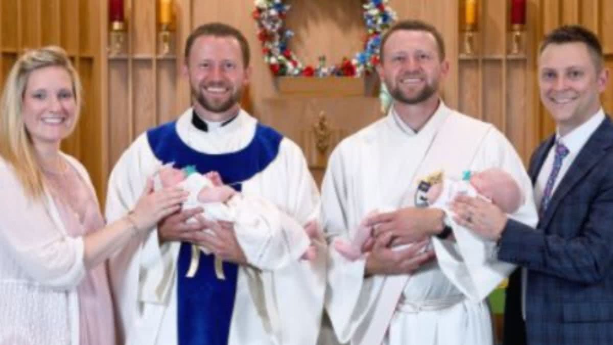 Irmãos gêmeos são batizados por sacerdotes também gêmeos: "Coisa mais legal do mundo" - (Foto: Reprodução/Instagram)