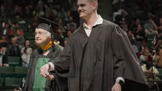 Avó de 91 anos se forma em mestrado e sobe ao palco com neto para receber diploma - (Foto: Reprodução/Youtube)
