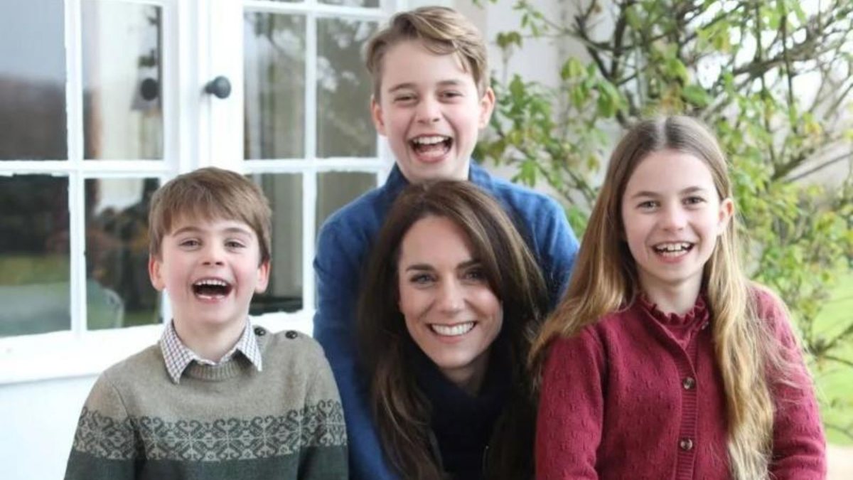 Imagem Kate Middleton teria editado foto polêmica mais de uma vez para que os filhos "ficassem bem"