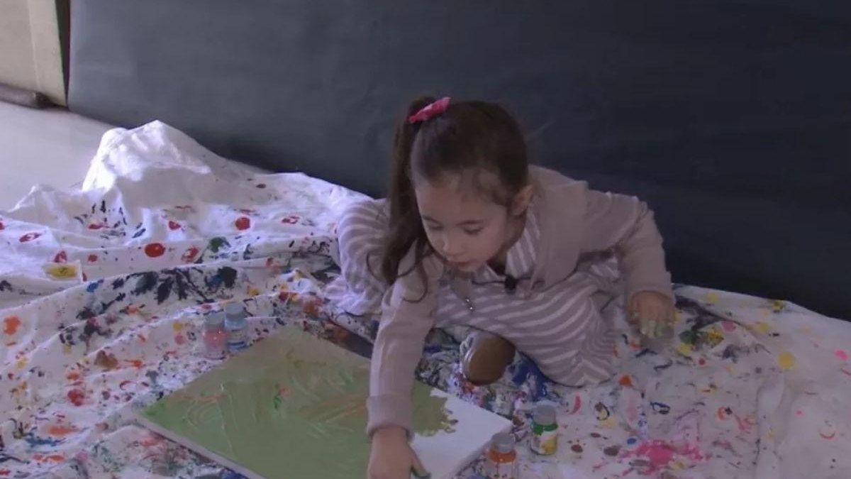 Menina de quatro anos é convidada para expor no Louvre - Reprodução/ Instagram