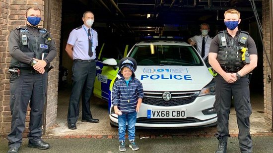 O menino recebeu homenagens dos policiais (Foto: Reprodução / Instagram @