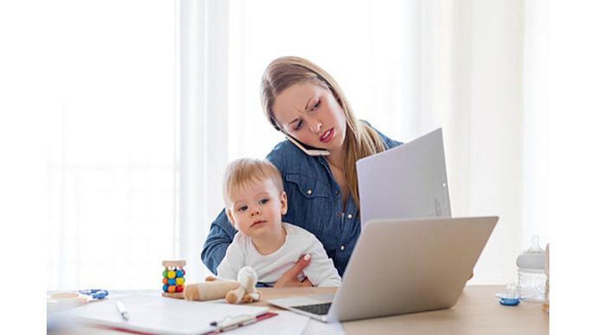 Metade das mães que trabalham afirma ter passado por constrangimentos durante a gestação ou após o retorno da licença-maternidade. - iStock