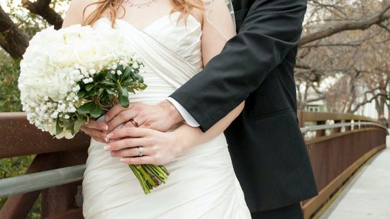 Casal quer que convidados arquem com o preço do casamento - Pexels/ Jeremy Wong