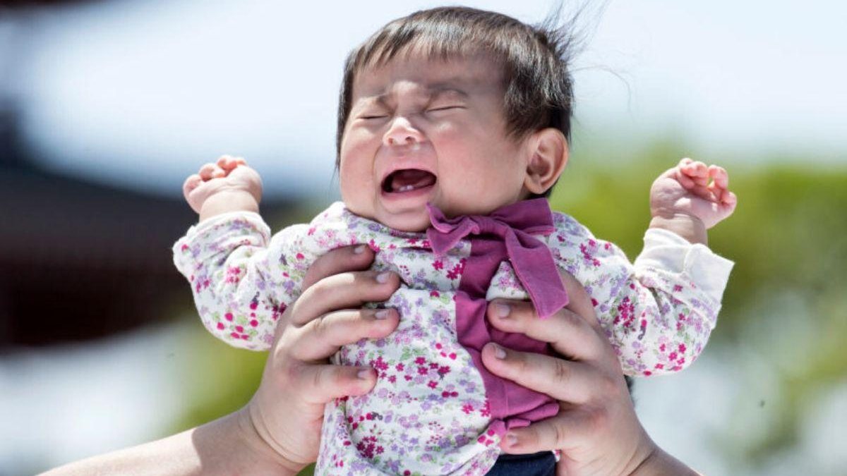 Os bebês conseguem ouvir as vozes dos pais dentro do útero e reagir as intonações - reprodução/ Getty Images