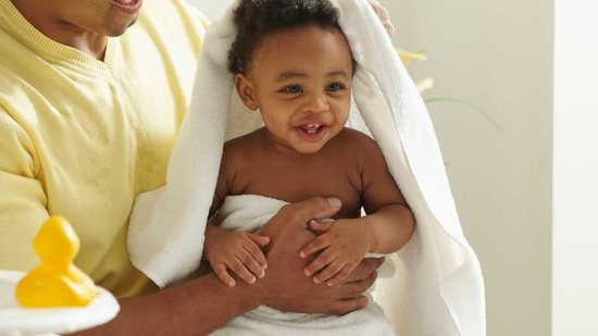 Desmistificamos alguns mitos sobre o banho do bebê para você aproveitar com segurança - Getty Images