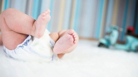A nova fralda Huggies absorve o xixi, via canais exclusivos em formato de X, que se adaptam aos movimentos do bebê - Getty Images