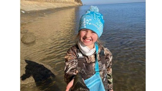Menina de 8 anos encontrou um dente de tubarão raro - Reprodução/Facebook