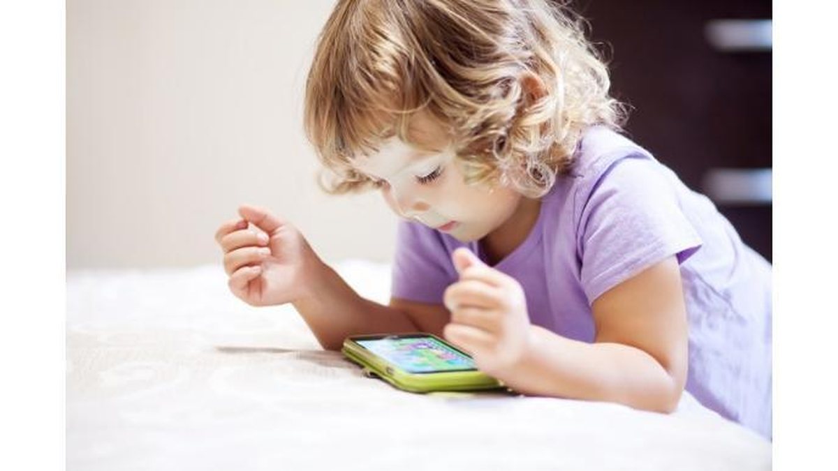 Os pais precisam dosar o tempo que os filhos ficam no celular - Shutterstock