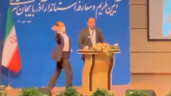 O homem invadiu o palco e bateu no governador do Irã - Reprodução / YouTube