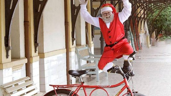 Papai Noel pedala em 82 cidades para arrecadar alimentos - Reprodução / Razões Para Acreditar