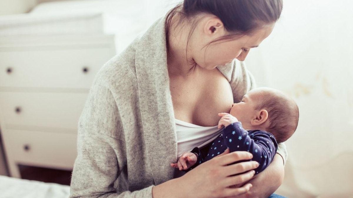 Uma mãe fez um desabafo após amamentar o bebê de sua melhor amiga - Shutterstock