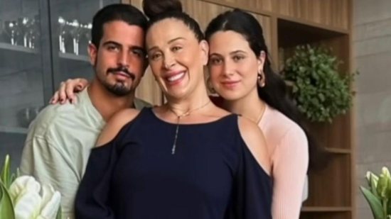 Claudia Raia recebe críticas por compartilhar almoço luxuoso em família de Dia das Mães: “Hipocrisia” - Reprodução/Instagram