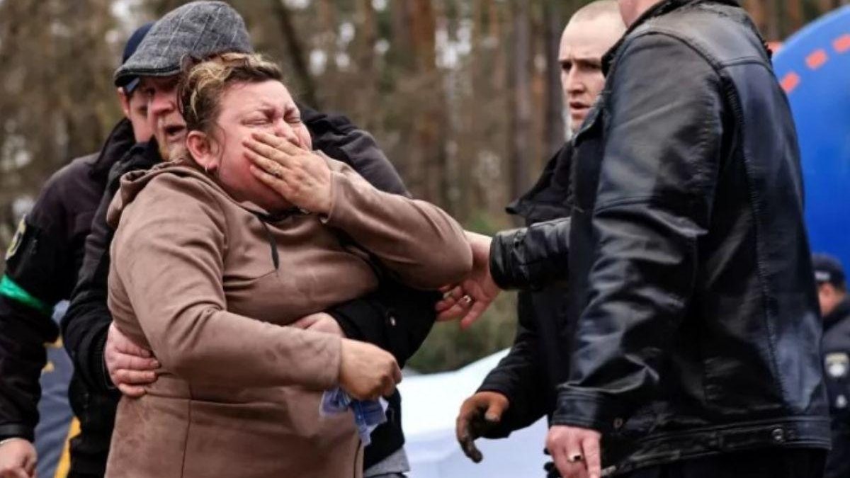 A mulher se desesperou ao reconhecer o corpo do filho morto na Ucrânia - Reprodução/ZOHRA BENSEMRA/REUTERS