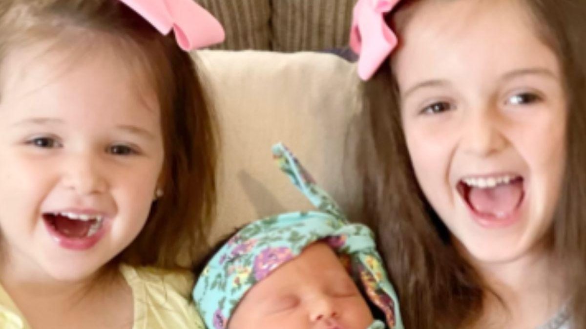 Mãe dá à luz três meninas exatamente no mesmo dia com três anos de diferença entre os partos