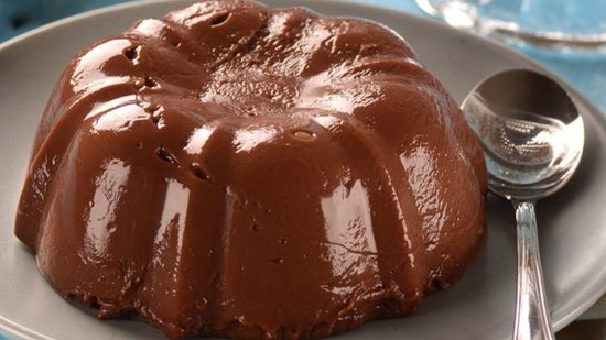 A receita de bolo de chocolate é um clássico muito fácil de fazer e pode servir de lanche da tarde para a família - Cybercook