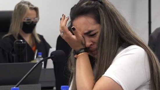 Irmã de vítima do incêndio da Boate Kiss deixa julgamento chorando - Reprodução R7