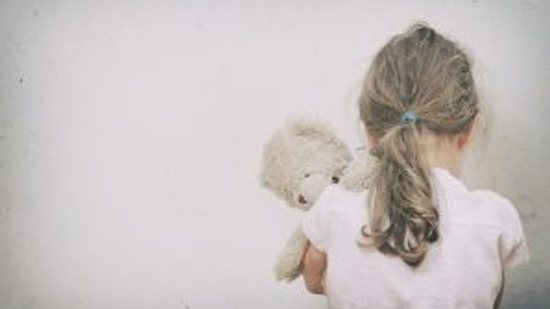 Menina de 6 anos encontra câmera escondida no banheiro de casa - Reprodução TV Gazeta