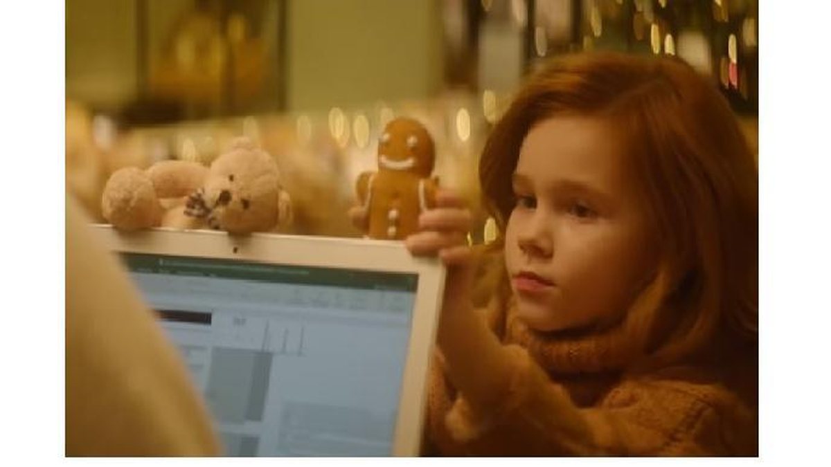 A menina está triste pela mãe trabalhar no Natal - Reprodução/ Youtube