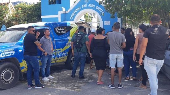 A jovem foi prensada por um ônibus na grade do terminal - Reprodução/Letícia Lima/SVM/Diário do Nordeste