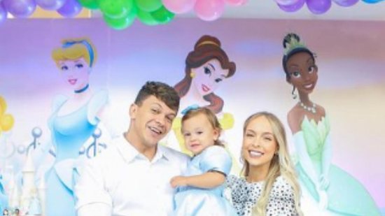 Tata Estaniecki e Cocielo comemoram dois meses de vida da filha – Só  Notícias