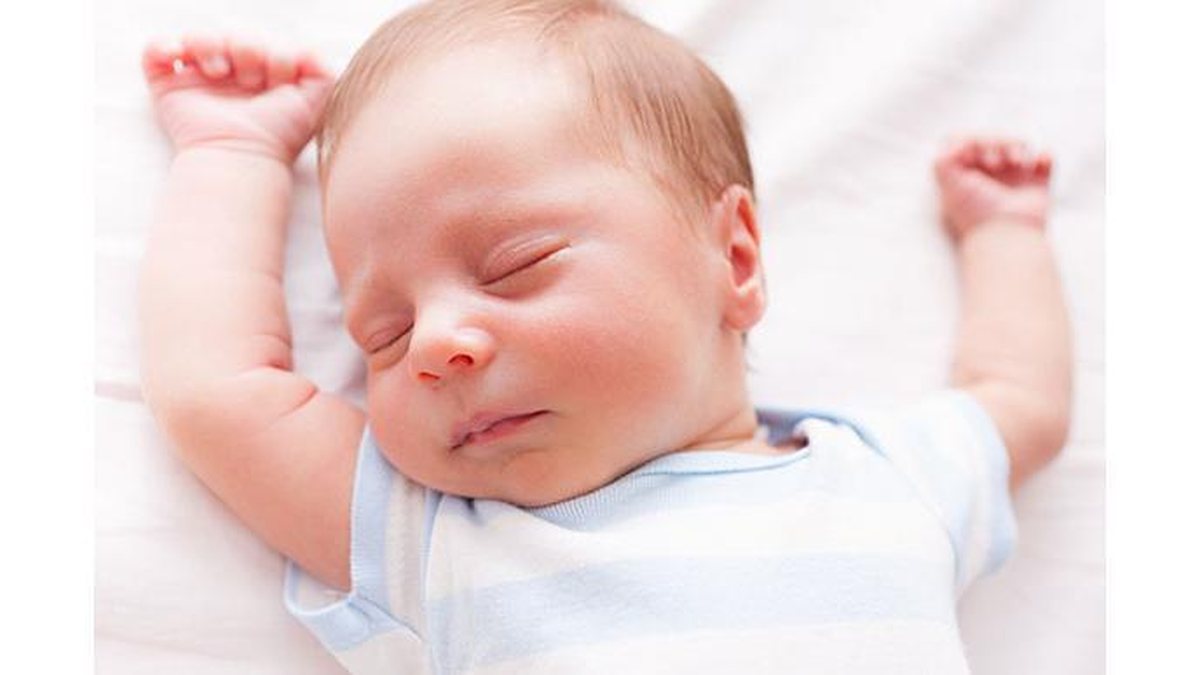 Os bebês começam dormindo muito porque o cérebro é menor e, conforme ele vai crescendo, o número de horas de sono vai diminuindo - Shutterstock