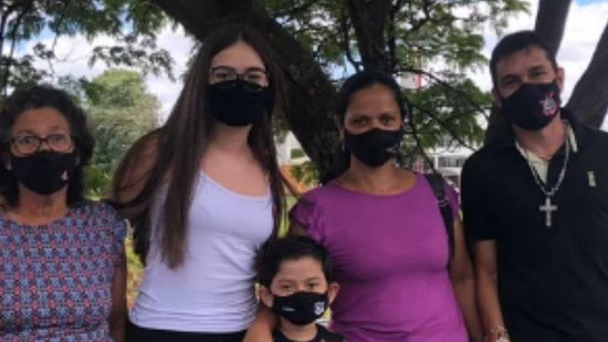 Família acompanha filha ao local da prova do Enem - Reprodução / Ana Laura Siqueira / G1