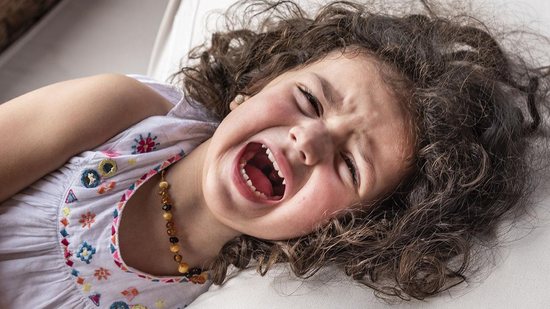 Birra de criança pode ser identificada quando ela começa a chorar, gritar, fica batendo, chutando ou se joga no chão - Getty Images