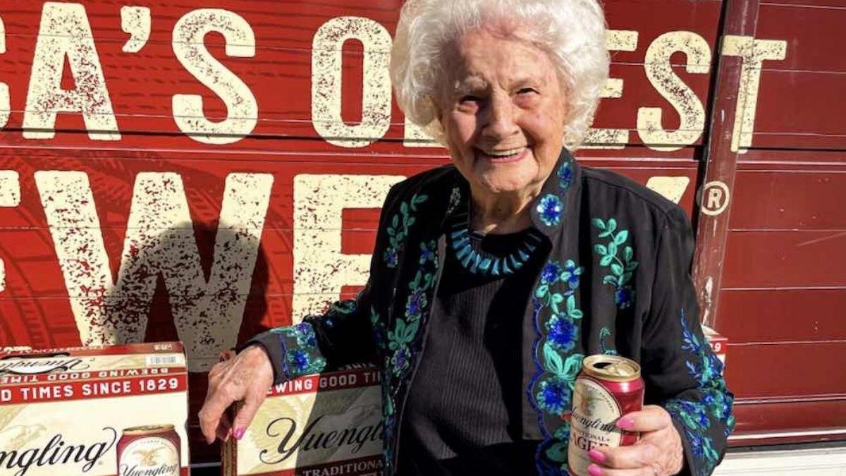 Margaret de 106 anos foi presenteada com vários engradados de cerveja - Reprodução/Good News Network