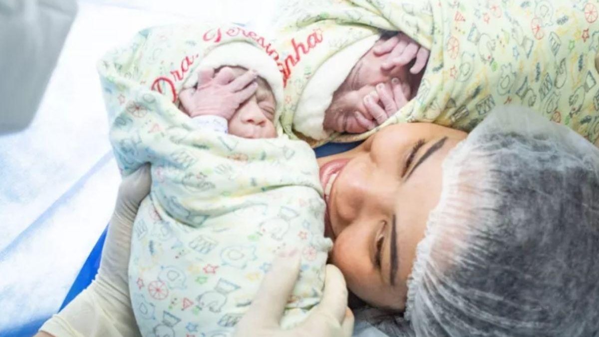 Gêmeos nascem em parto empelicado - Reprodução / Juliana Pereira / G1