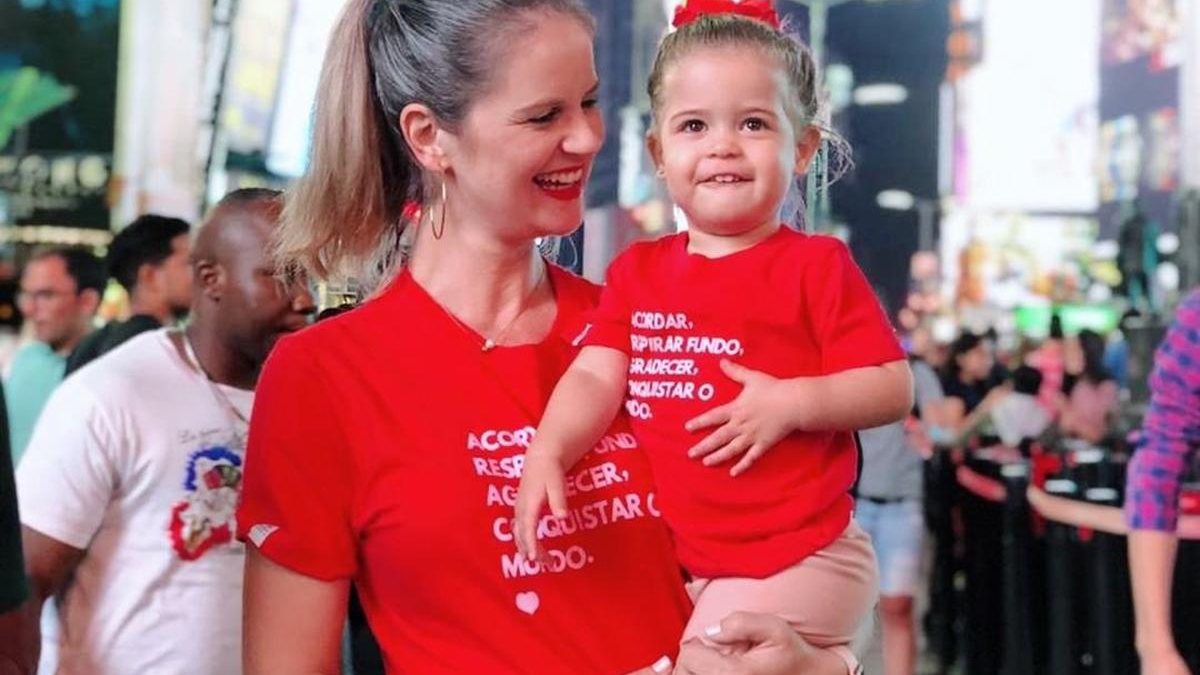 Thaisi e sua filha Maria Clara usando camisetas de sua própria marca - Acervo Pessoal