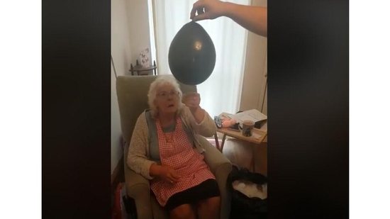 A reação dessa avó surpreendeu a internet toda! - Reprodução / Facebook Janine Griffiths