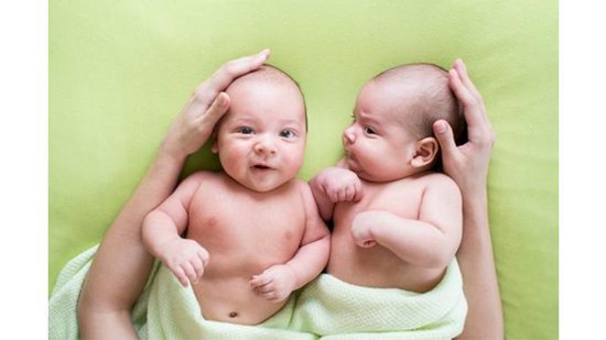 Saiba tudo sobre amamentação de gêmeos - Shutterstock