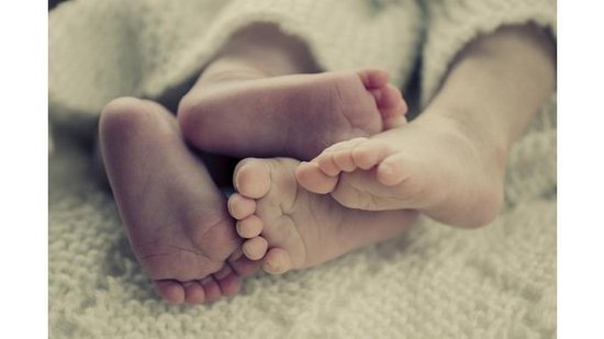 Barriga de aluguel da à luz gêmeos de pais diferentes - Getty Images