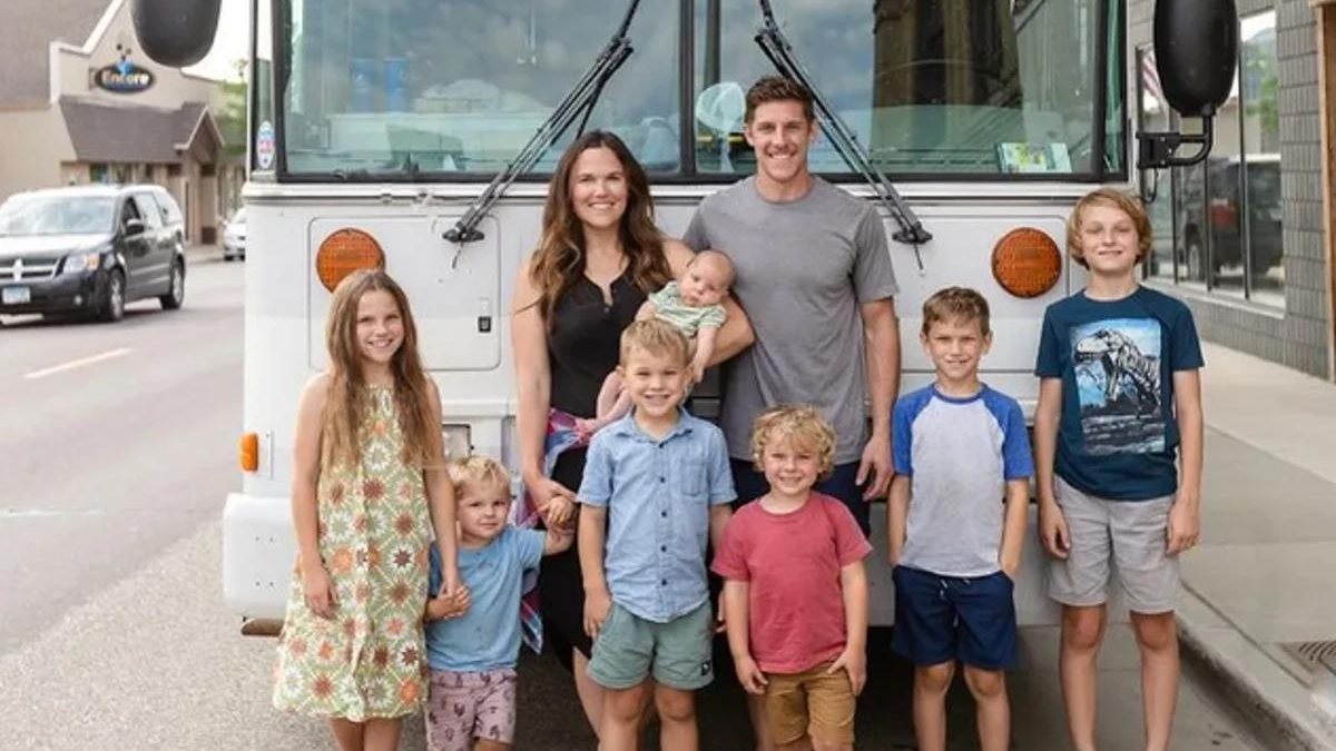 Casal com sete filho vive em tempo integral em ônibus escolar adaptado — - Reprodução/Instagram
