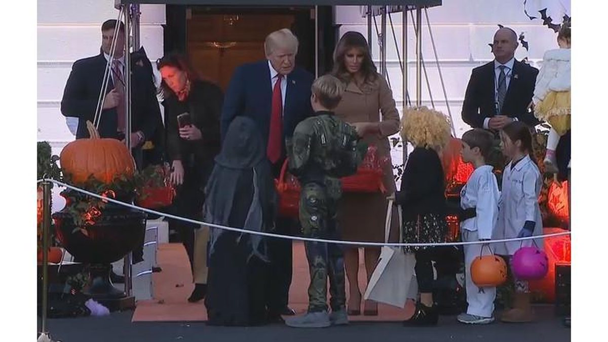 Imagem Trump ignora criança fantasiada de T-Rex no Halloween da Casa Branca