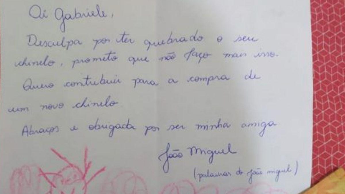 Imagem Menino quebra chinelo de amiga na escola e escreve a melhor carta se desculpando